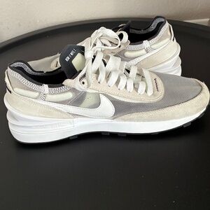 Nike Women's Gray and White Sneakers Lace Up, Logo, Size 7